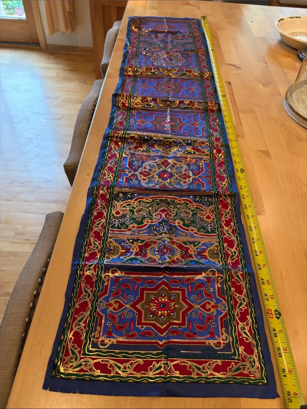 Stunning Oscar de la Renta 100% silk made in Japan scarf 52“ long